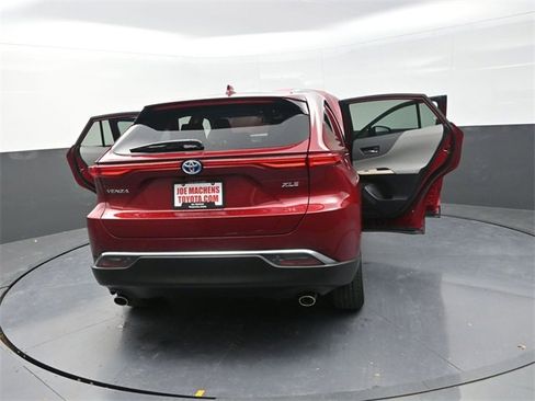 Used 2024 Toyota Venza XLE image 40