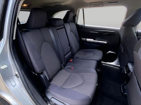 Used 2023 Toyota Highlander L FWD image 19