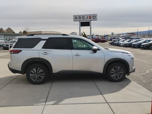 Used 2024 Nissan Pathfinder SV image 4