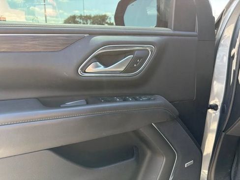 Used 2022 Chevrolet Suburban LT w/ Luxury Package RWD image 15