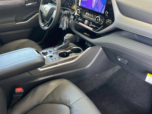 New 2026 Toyota Highlander Platinum AWD/4WD image 18