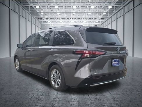 Used 2023 Toyota Sienna Platinum AWD/4WD image 4