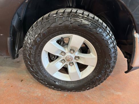 Used 2019 RAM 1500 Classic SLT w/ Luxury Group image 10