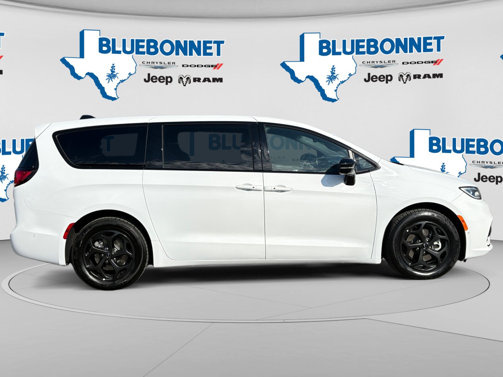 Used 2024 Chrysler Pacifica Limited FWD image 4
