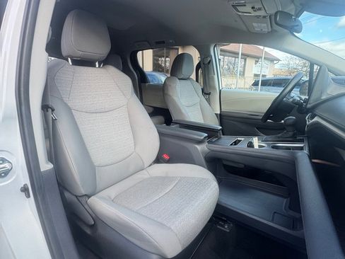 Used 2024 Toyota Sienna LE image 18