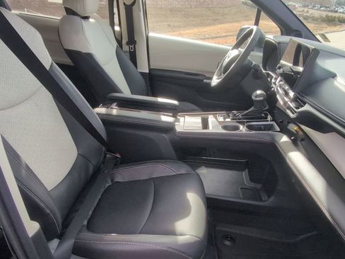 Used 2026 Toyota Sienna Limited image 30