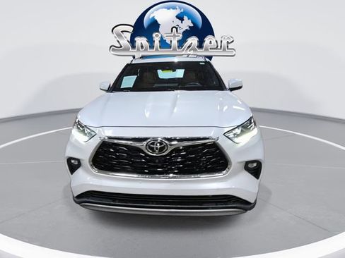 Used 2022 Toyota Highlander Platinum image 3