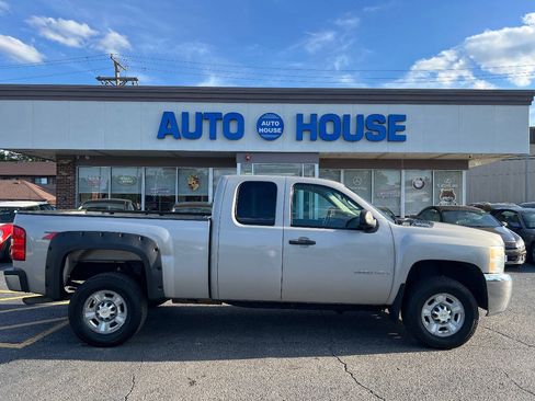 Used 2009 Chevrolet Silverado 2500 LT w/ Interior Plus Package AWD/4WD image 9