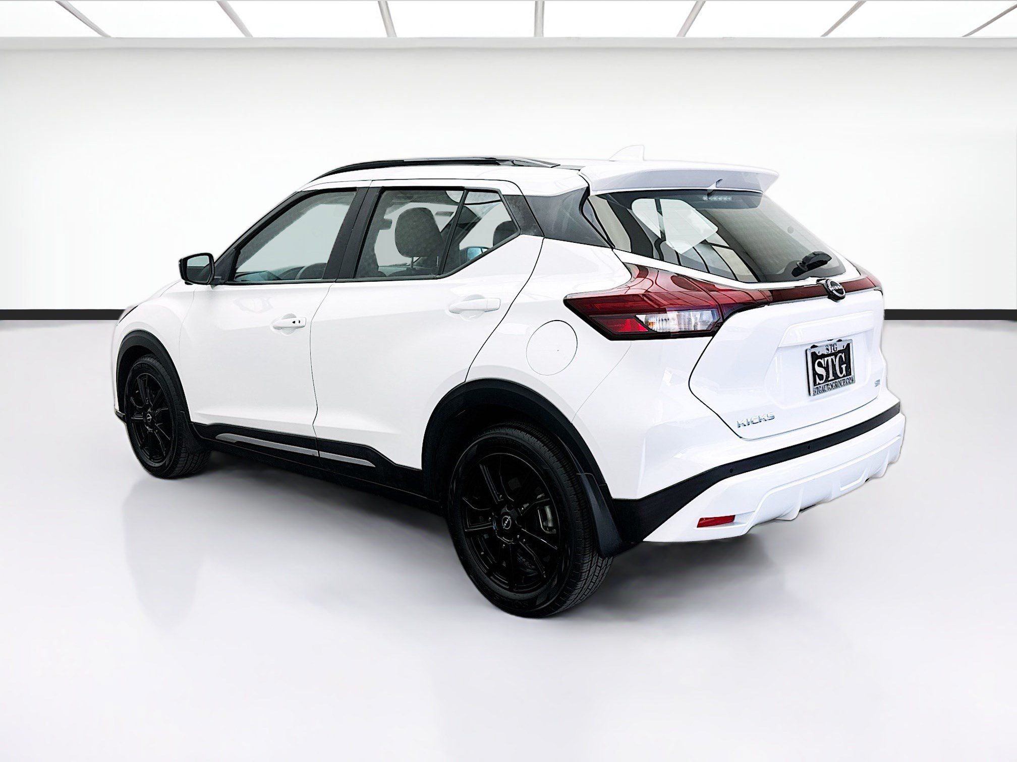 Used 2023 Nissan Kicks SR w/ Interior Electronics Package FWD image 6