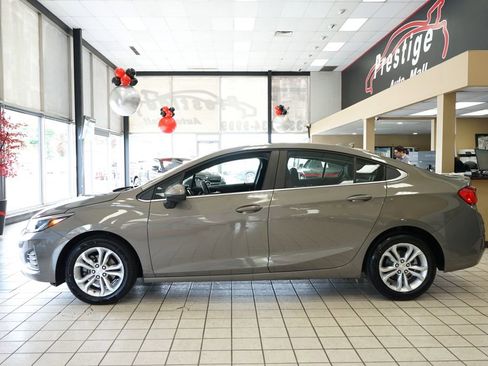 Used 2019 Chevrolet Cruze LT FWD image 3