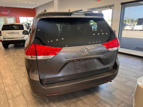 Used 2014 Toyota Sienna XLE w/ XLE Premium Package FWD image 10