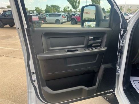 Used 2024 RAM 2500 Tradesman w/ Chrome Appearance Group AWD/4WD image 9