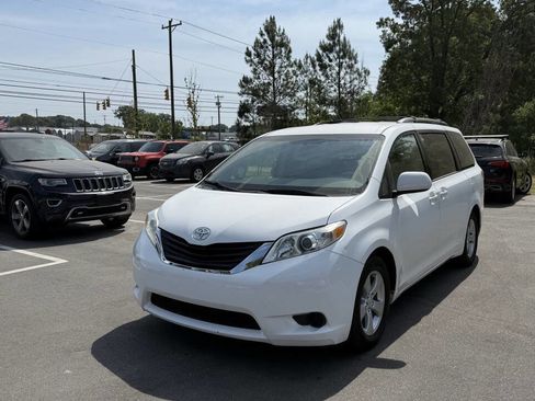 Used 2011 Toyota Sienna LE FWD image 2