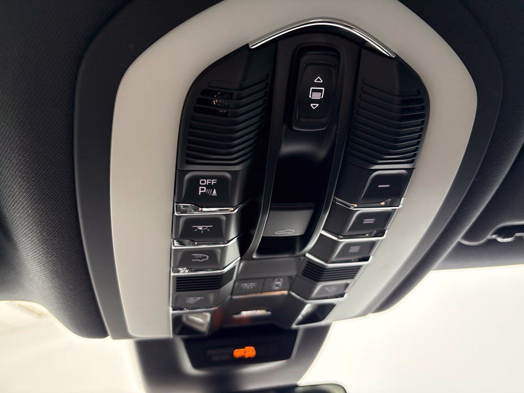 Certified 2024 Porsche Macan AWD/4WD image 41