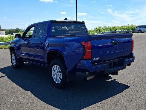 Used 2025 Toyota Tacoma SR5 AWD/4WD image 4