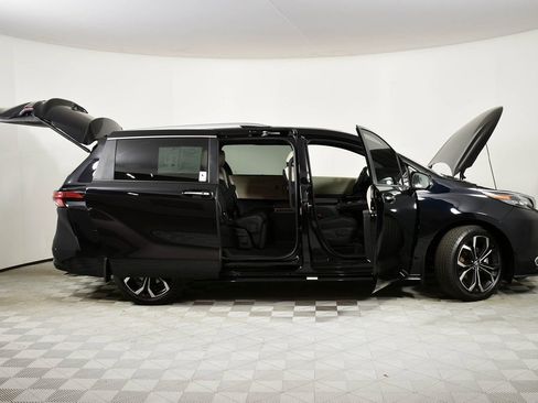 Certified 2025 Toyota Sienna Platinum image 8