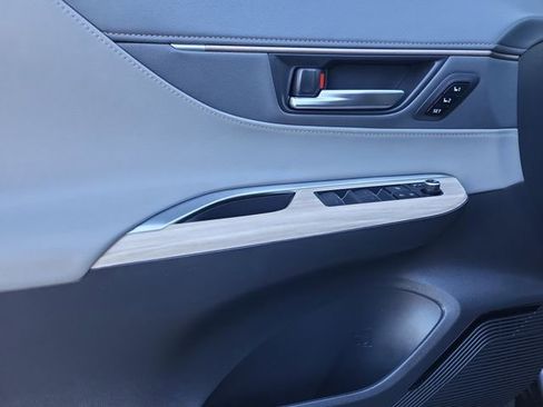 Used 2024 Toyota Venza XLE image 16