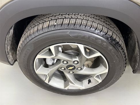 Used 2024 Chevrolet Trax LT w/ Sunroof Package image 30