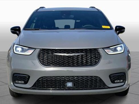 Certified 2025 Chrysler Pacifica Limited image 4