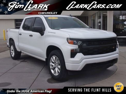 Used 2023 Chevrolet Silverado 1500 Custom image 1
