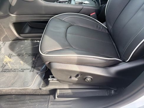 New 2026 Chrysler Pacifica Limited image 11