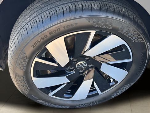 Used 2025 Volkswagen Atlas Cross Sport SE FWD image 40