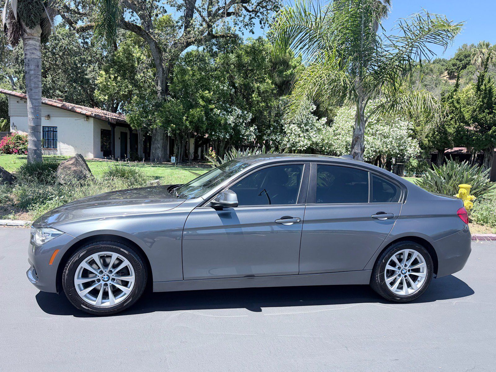 Used 2018 BMW 320i Sedan RWD image 2