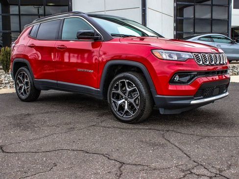 Used 2025 Jeep Compass Limited AWD/4WD image 3