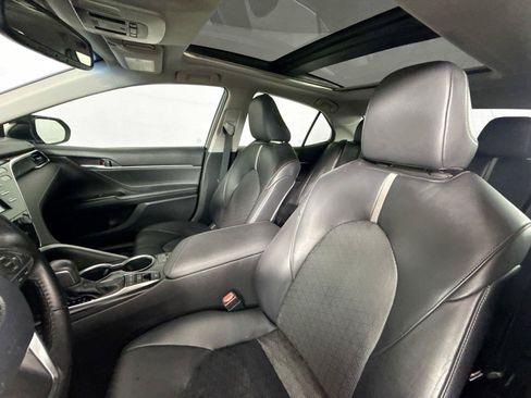 Used 2018 Toyota Camry XSE FWD image 3