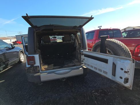 Used 2015 Jeep Wrangler Unlimited Sahara image 13