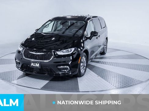 Used 2024 Chrysler Pacifica Select image 2