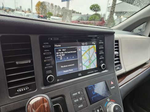 Used 2018 Toyota Sienna Limited image 26