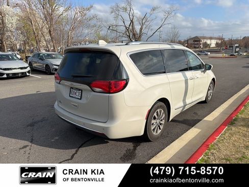 Used 2019 Chrysler Pacifica Touring-L Plus image 3