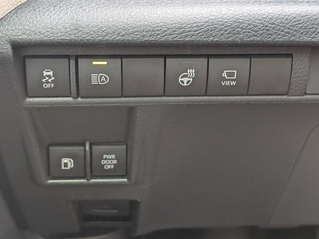 Used 2023 Toyota Sienna Platinum FWD image 23