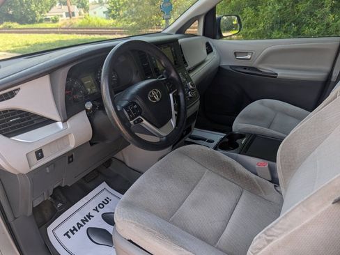 Used 2016 Toyota Sienna LE FWD image 3