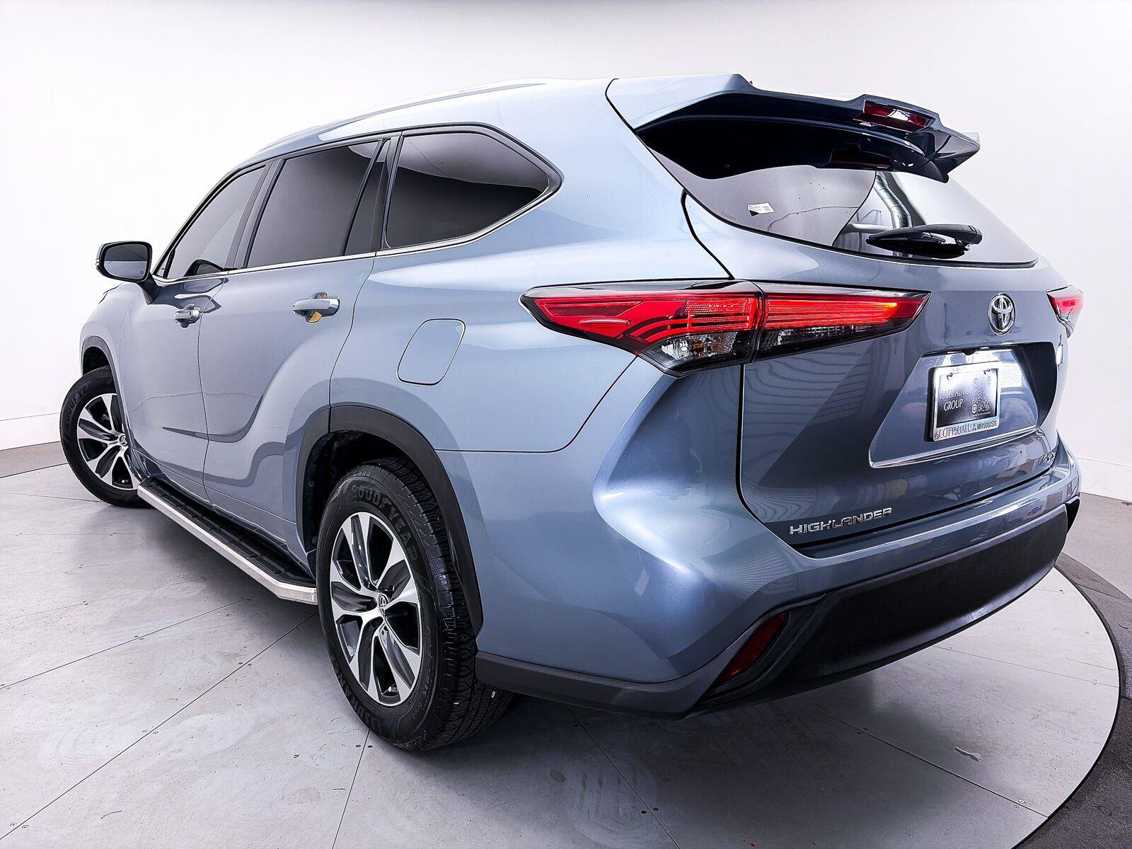 Used 2022 Toyota Highlander XLE FWD image 2