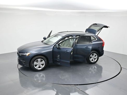 Used 2022 Volvo XC60 B5 Momentum image 42