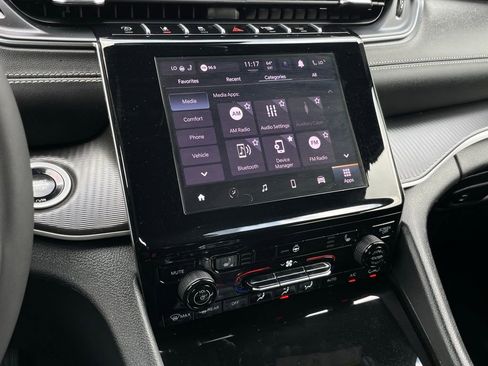 Used 2025 Jeep Grand Cherokee Altitude RWD image 17