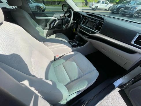 Used 2019 Toyota Highlander LE FWD image 25
