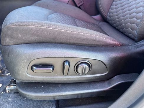 Used 2019 Chevrolet Equinox LT w/ Driver Convenience Package image 11