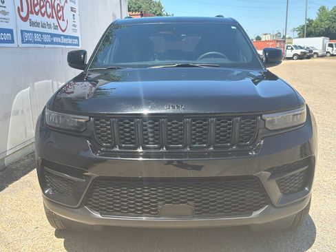 Used 2025 Jeep Grand Cherokee Altitude AWD/4WD image 5