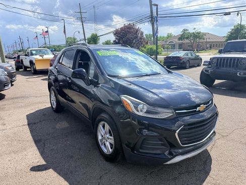 Used 2019 Chevrolet Trax LT w/ LT Convenience Package FWD image 9