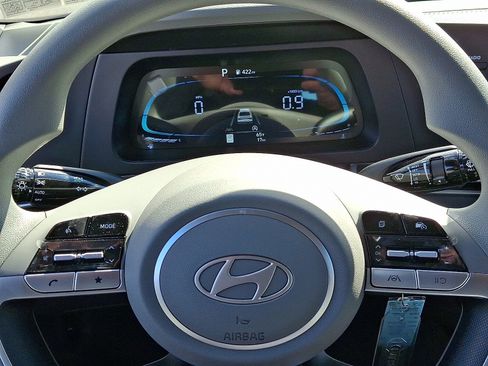 Certified 2025 Hyundai Elantra SE image 18