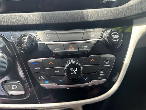 Used 2022 Chrysler Voyager LX FWD image 28