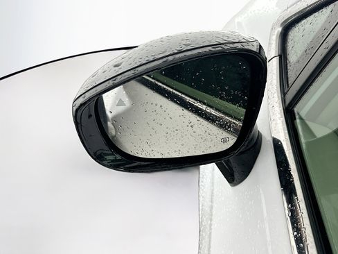 Used 2024 Chrysler Pacifica Touring-L image 16