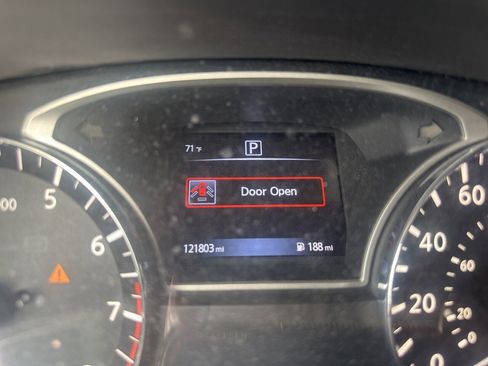 Used 2017 Nissan Pathfinder SV image 10