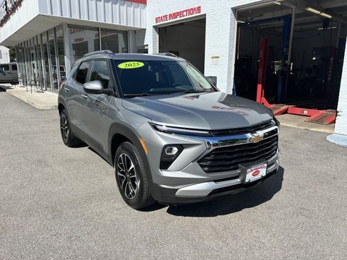 Used 2025 Chevrolet TrailBlazer LT w/ Convenience Package AWD/4WD image 2