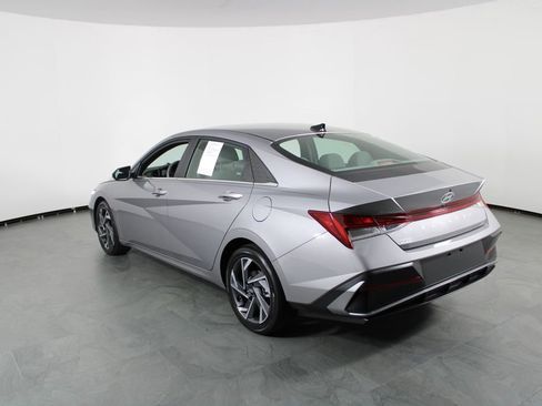 Used 2025 Hyundai Elantra SEL image 4