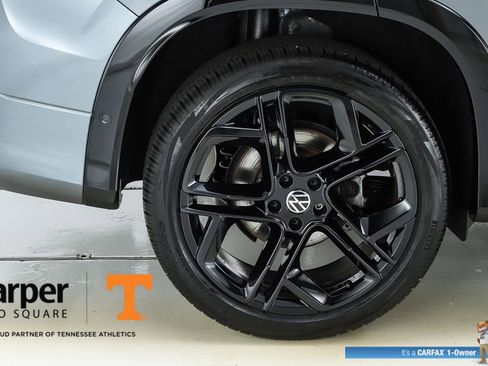 Used 2025 Volkswagen Tiguan SE R-Line image 50