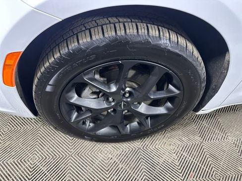 Used 2023 Chrysler Pacifica Touring-L w/ S Appearance Package image 10